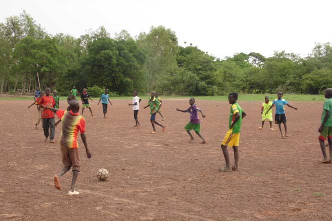 Partie de foot pendant la récréation  à Guiè, Burkina Faso