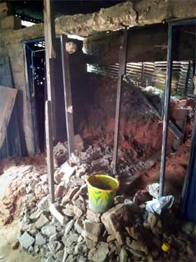 Maison ensevelie par un glissement de terrain à Kinshasa