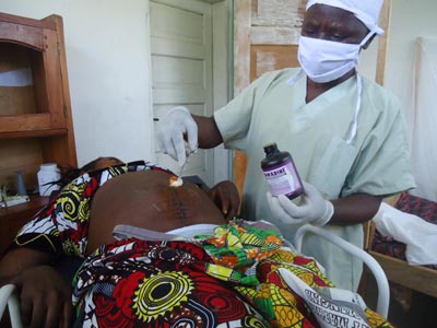Opération chirurgicale à l'hôpital de Lukanga