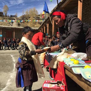 Distribution des prix à l'école de Shimengaon dans le Haut Dolpo au Népal