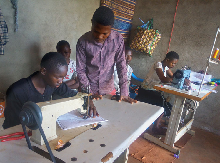 Atelier broderie au centre d'apprentissage des métiers de Mangina au Nord Kivu, RD du Congo