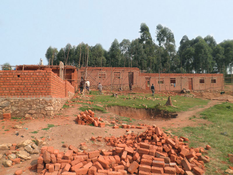 Construction du premier bâtiment de l'école primaire de Vutegha au Nord Kivu, RD du Congo