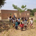 Les orphelins de Bumi visitent le chantier de leur future maison