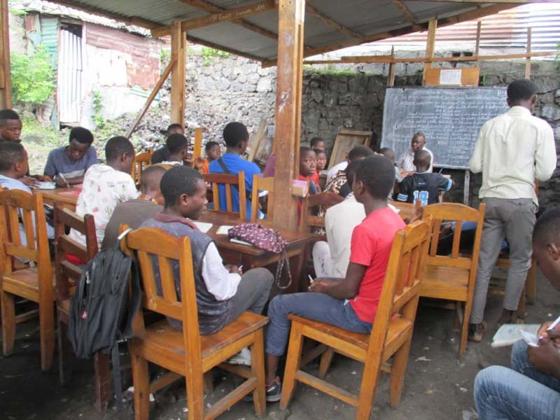 Cours théorique de la formation en menuiserie APROJED à Goma
