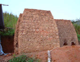 Tas de briques pressées et cuites par les familles de Vutegha au Nord Kivu, RD Congo