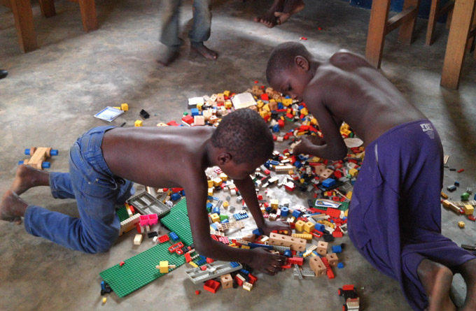 Enfants des rues de Ndako Ya Biso en plein jeu de construction