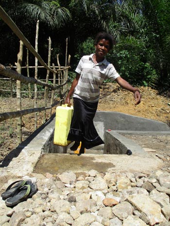 Femme venant de s'approvisionner au point d'eau potable du Village Orange de Kabweke au Nord Kivu en RD Congo