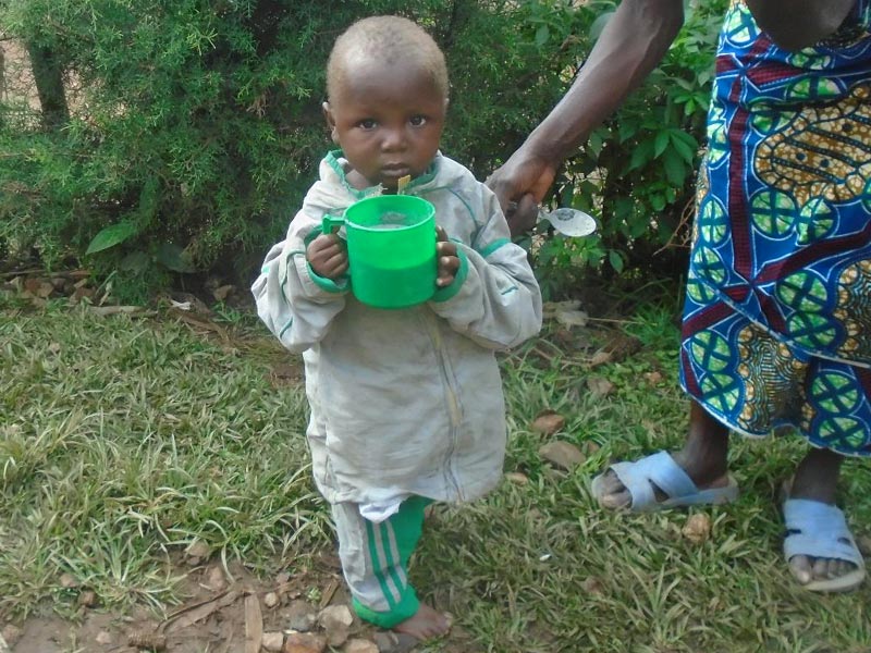 Distribution d'une bouillie enrichie à un enfant malnutri du Nord Kivu, RD du Congo