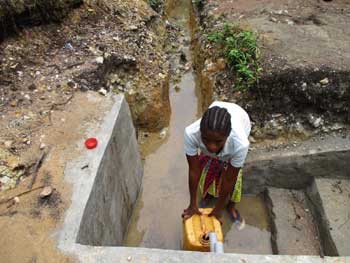 Creusage du canal d'évacuation des eaux usées de la borne-fontaine à Kabweke au Nord Kivu en RD Congo