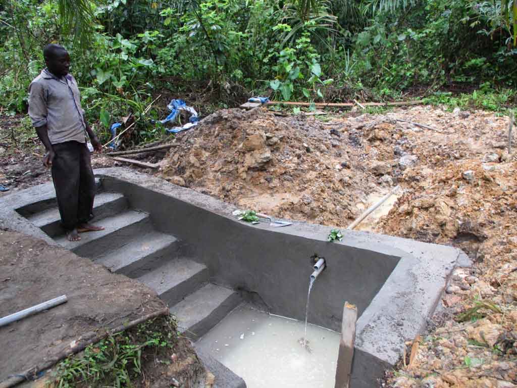 Ouvrage de maçonnerie sur le lieu de puisage pour aménagement d'une borne-fontaine à Kabweke au Nord Kivu en RD Congo