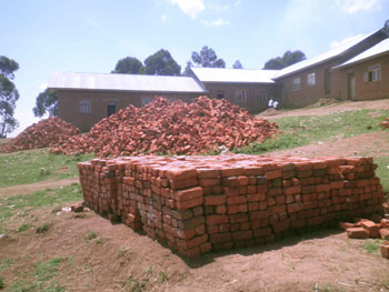 Stock de briques pour construire l'école Vutegha