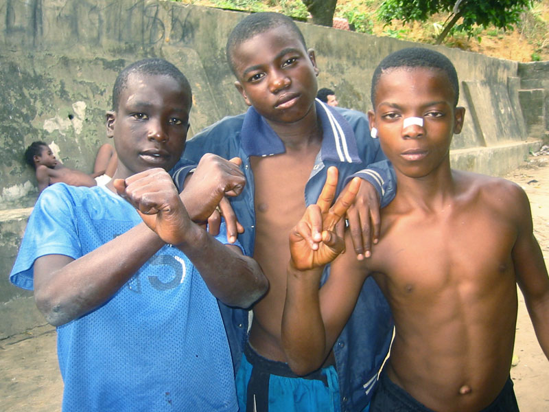 Trois shégués dans une rue de Kinshasa