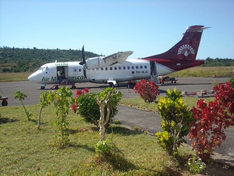 Descente d'avion de la compagnie Air Madagascar