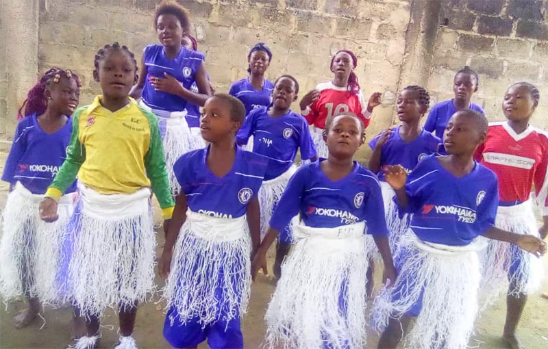Danse des filles de la rue hébergées au centre Ndako Ya Biso à Kinshasa