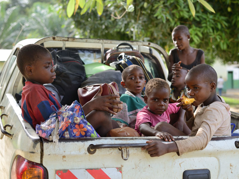 Départ des enfants pygmées Bagyeli pour leur campement en forêt