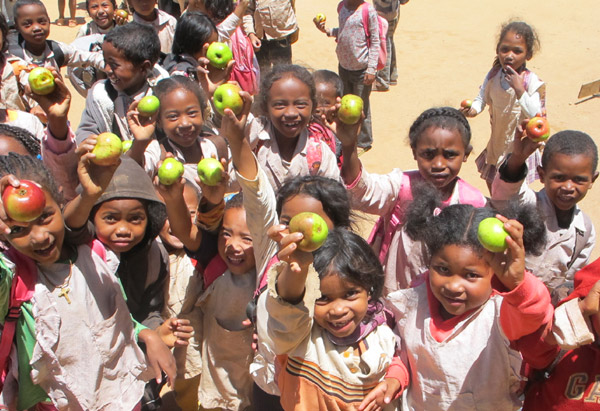 Distribution de pommes pour le goûter des enfants du Centre akany Aina à Madagascar