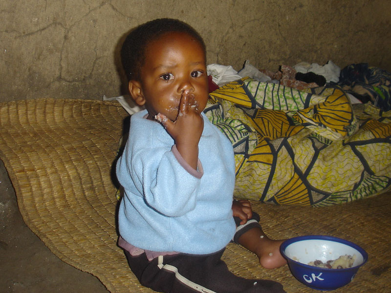 Repas d'un enfant Rwandais d'une famille vulnérable