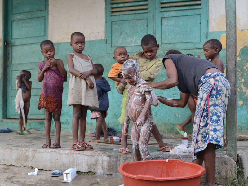 Toilette des jeunes pygmées Bagyeli au Fondaf Bipindi, Cameroun