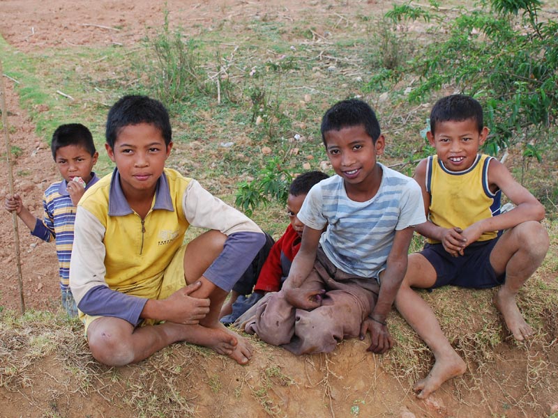 Enfants de Madagascar élèves à l'école du centre Akany Aina à Ambatolampy