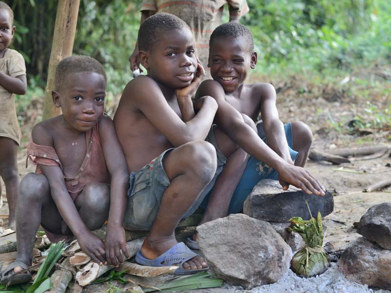 Enfants Pygmées dans leur campement de Bidjouka au Cameroun