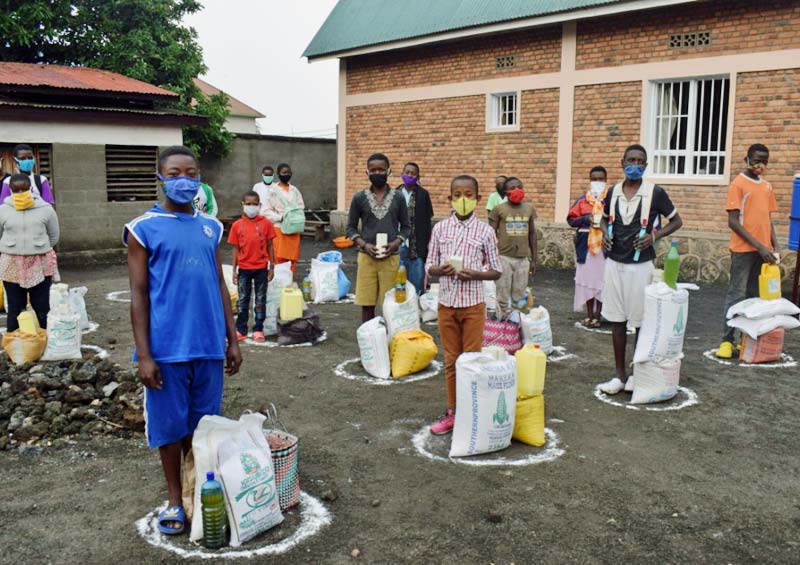Distribution alimentaire aux orphelins du Rwanda en période de pandémie de Covid.