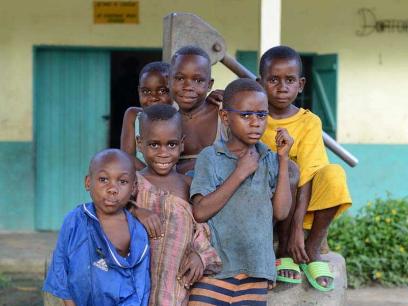 Enfants pygmées pensionnaires au Foyer de Bipindi au Cameroun