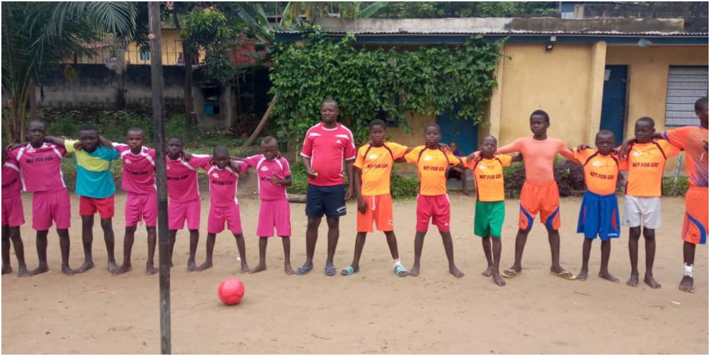 Equipes de foot des enfants des rues au Centre Ndako Ya Biso à Kinshasa