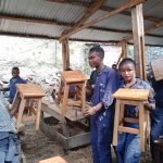 Fabrication de tabourets par les enfants soldats démobilisés en formation de menuiserie à Goma