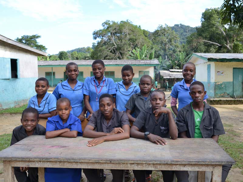 Jeunes Pygmées Bagyeli élèves au lycée de Bipindi au Cameroun
