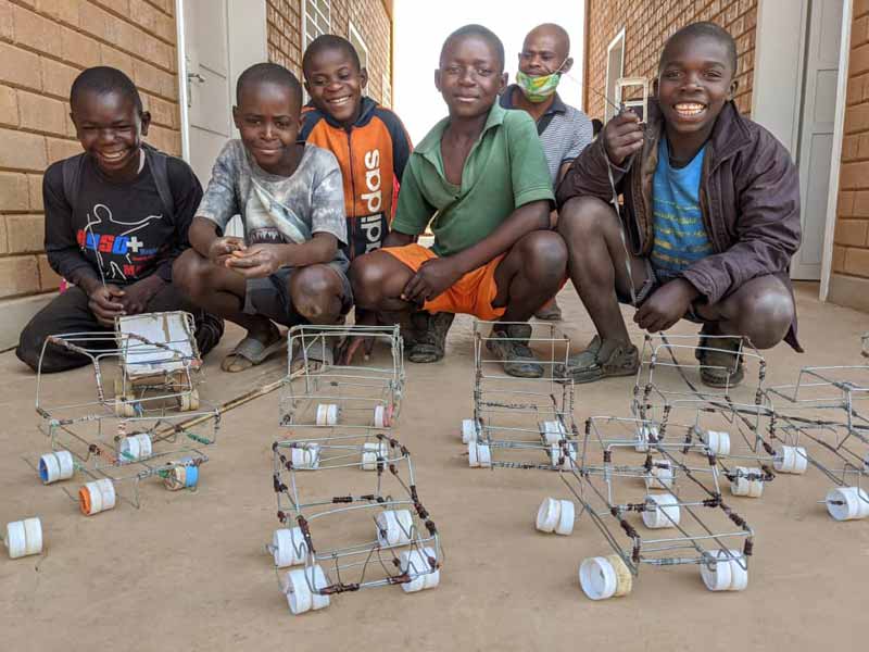 Petites voitures confectionnées dans l'atelier de bricolage du Village d'Enfants Bumi en RD Congo