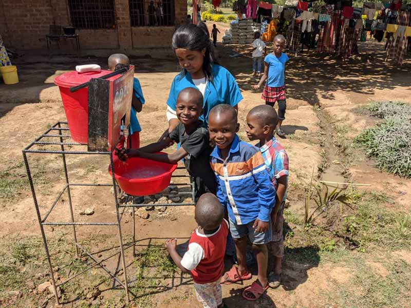 Lavage des mains et mesures sanitaires pour les enfants de Bumi  au Congo.