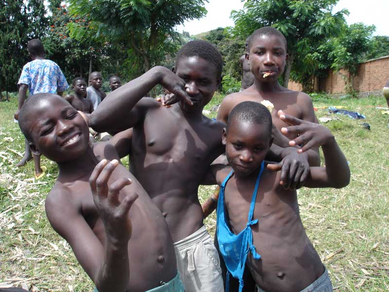 Enfants des rues de Gisenyi en attente de réinsertion familiale au Rwanda