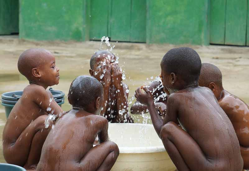 La douche lavage des mains des petits Pygmées du Fondaf Bipindi au Cameroun