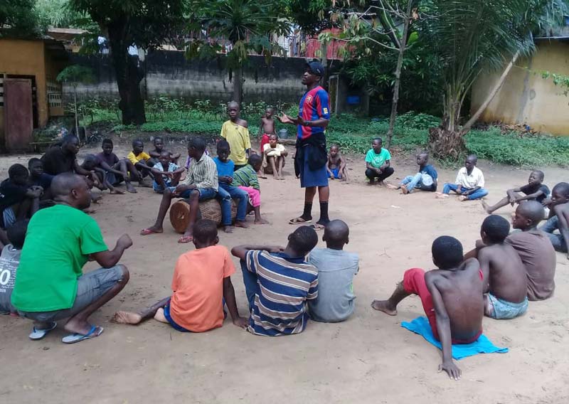 Temps de partage des enfants des rues et enfants sorciers au Centre Ndako Ya Biso de Kinshasa