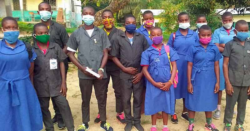 Lycéens du Fondaf Bipindi avec masques anti Covid et uniformes au Cameroun