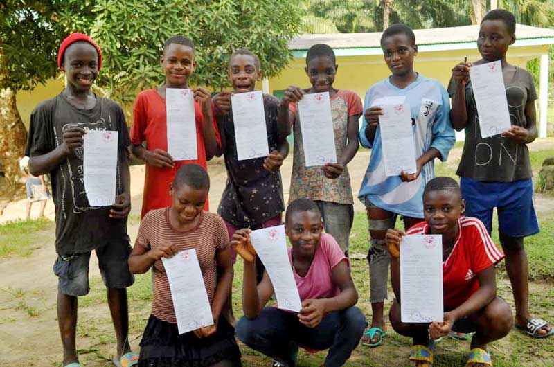 Délivrance d'un acte de naissance à 9 jeunes Pygmées Bagyeli de Bipindi au Cameroun.