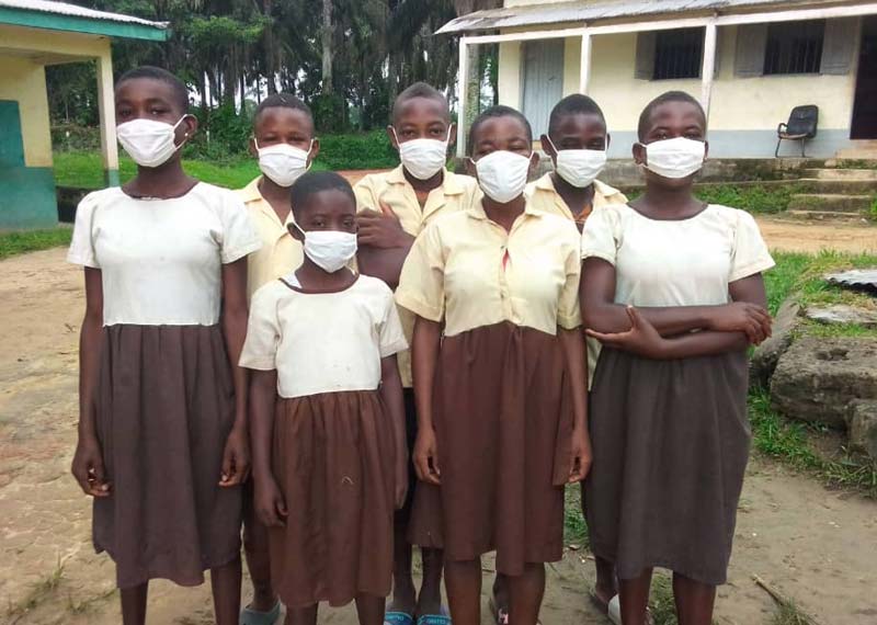 Jeunes pygmées Bagyeli portant un masque anti Covid pour aller à l'école