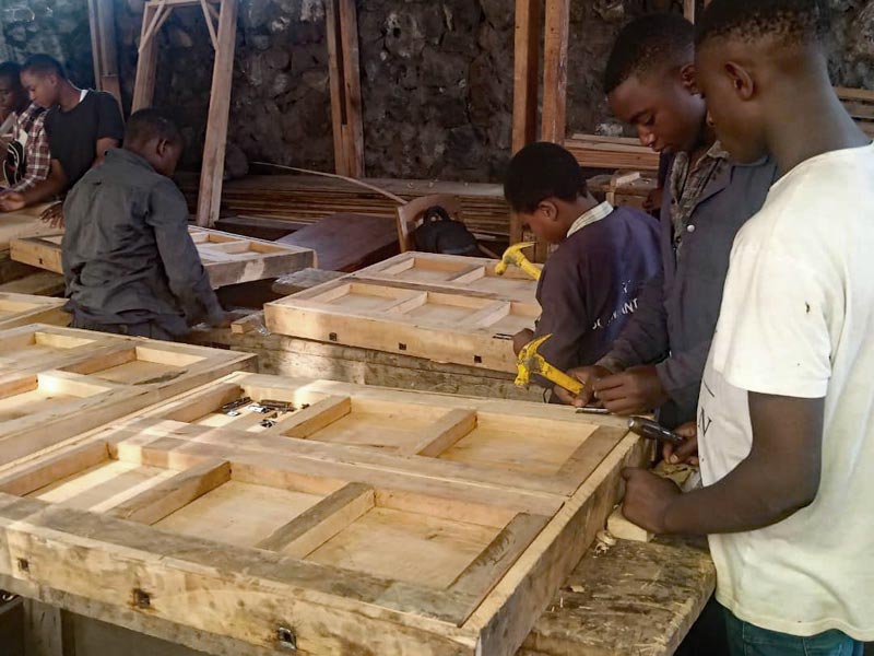 Fabrication de fenêtres par les apprentis menuisiers du centre de formation APROJED à Goma