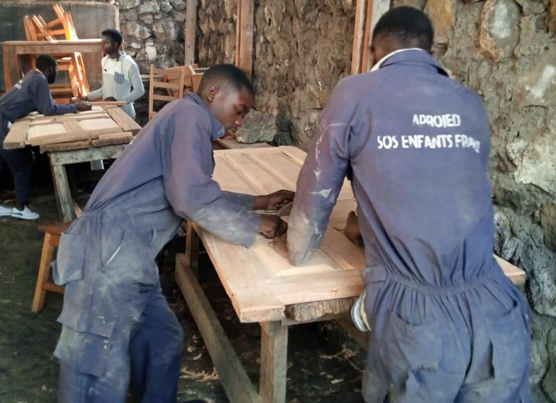 Apprentis menuisiers au travail au centre de formation APROJED à Goma