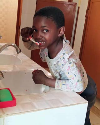 Orphelin du Village d'enfants de Bumi en RD Congo se brossant les dents
