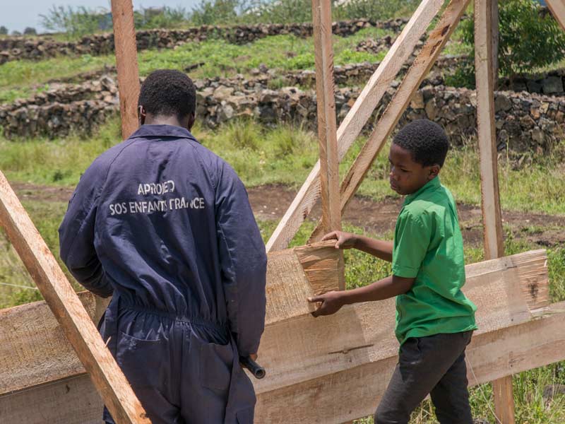 Construction d'une école en bois par les apprentis menuisiers du Centre de formation APROJED à Goma