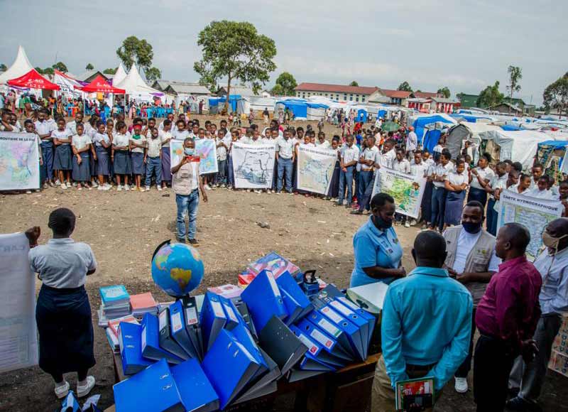 Distribution de fournitures scolaires aux élèves de l'école Muja à Goma