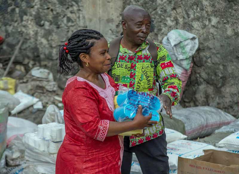Distribution alimentaire aux victimes de l'éruption du Nyiragongo dans le quartier Majengo à Goma