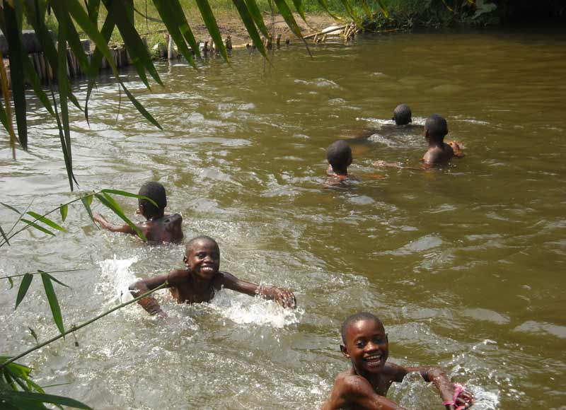 Les enfants des rues de Kinshasa se baignent dans la rivière