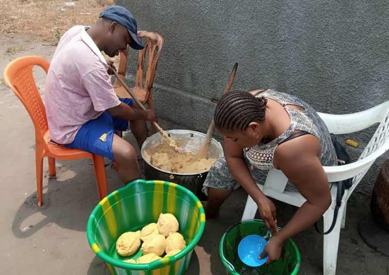 Préparation du repas pour les enfants des rues de Kinshasa