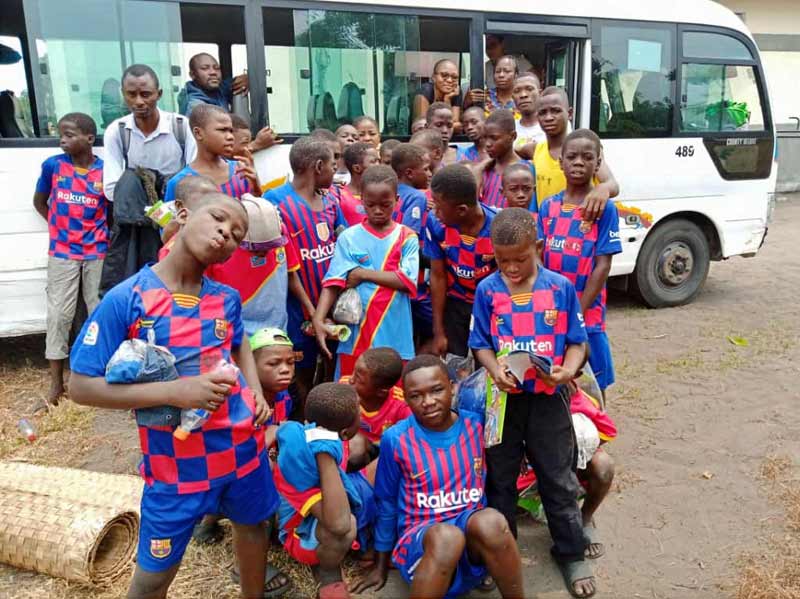 Départ en bus des enfants des rues de Kinshasa pour la colonie