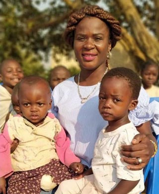 Mme Jessica, éducatrice spécialisée du Village d'Enfants Karavia de Bumi à Lubumbashi