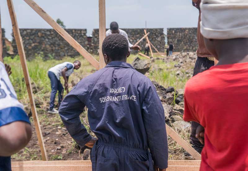 Reconstruction de l'école Muja détruite par l'éruption du Nyiragongo à Goma, pose de la première pierre 