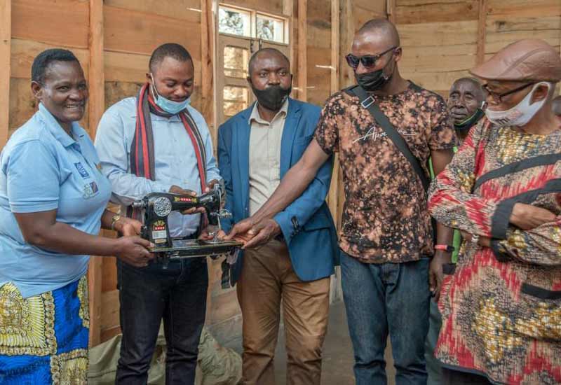 Remise de machines à coudre au GM Majengo à Goma