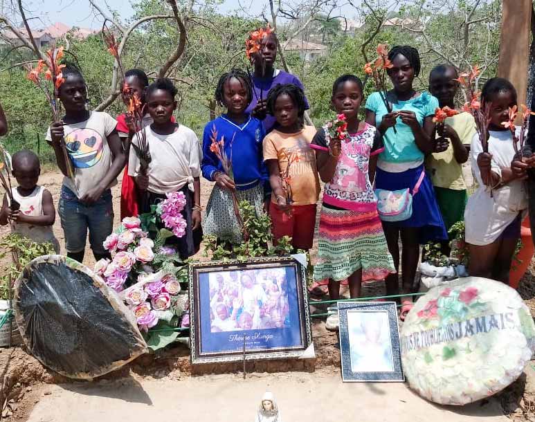 Les enfants de Bumi fleurissent la tombe de Maman Thérèse